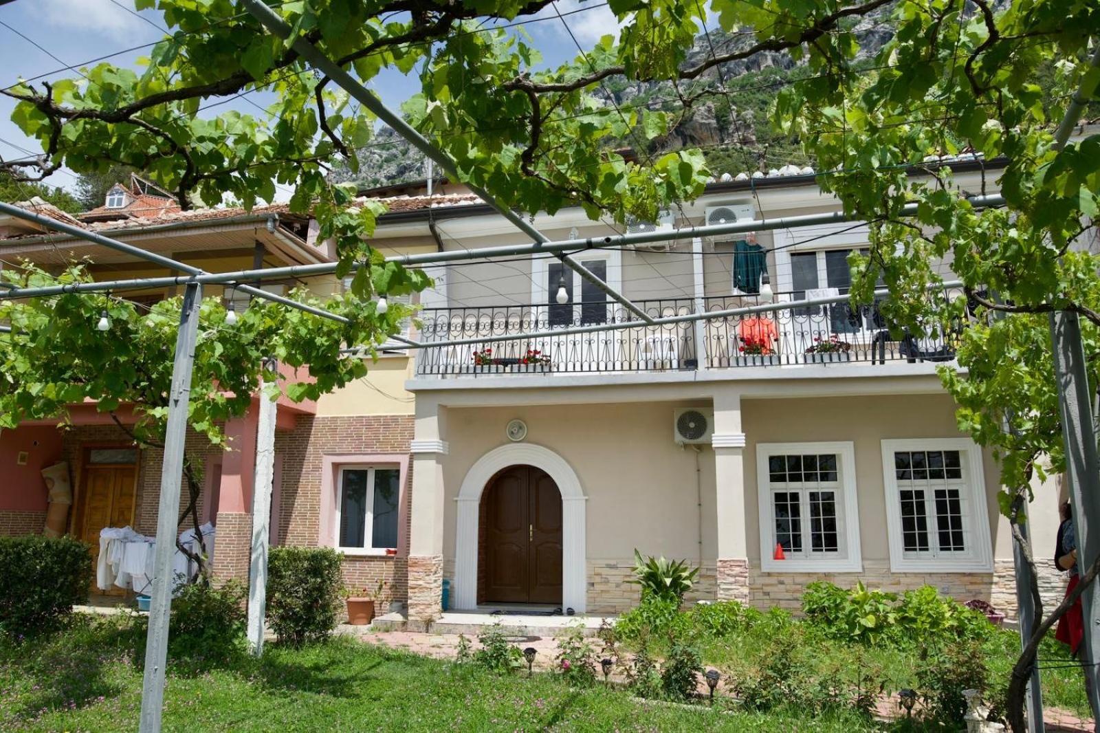 Garden Villa Guni Круя Экстерьер фото
